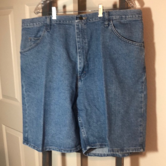 Wrangler denim shorts size 42 - Picture 1 of 4
